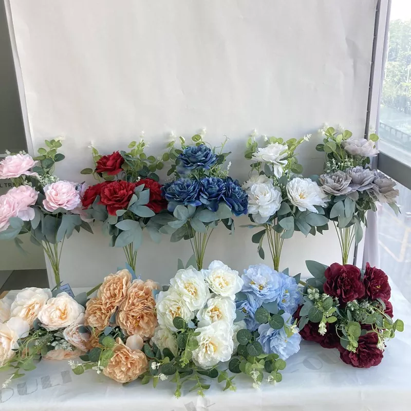Evkalipt saxta peony buketi tərk edir