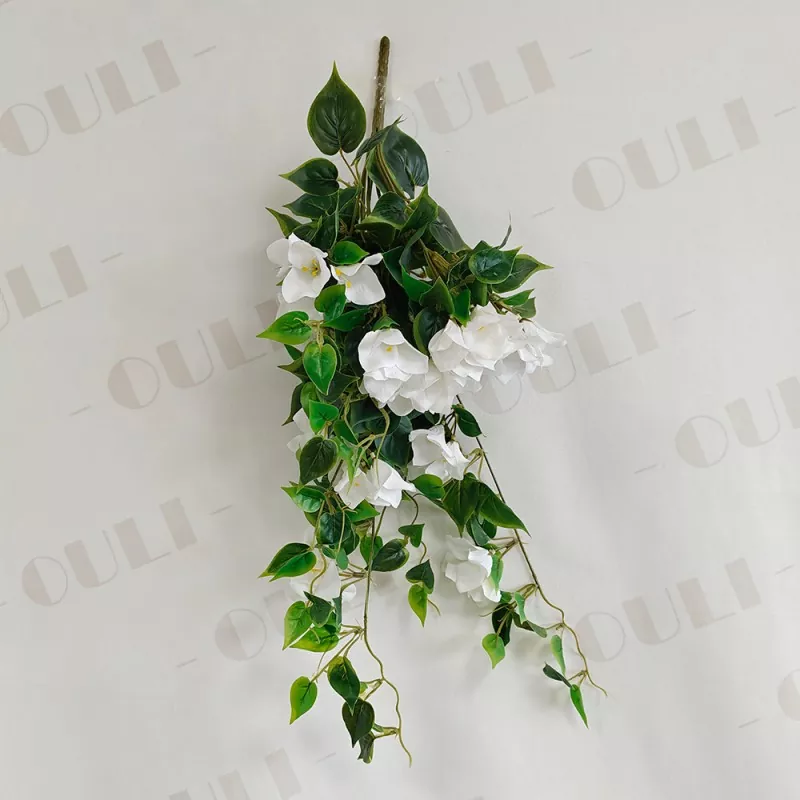 Saxta Bougainvillea asılmış çiçəklər